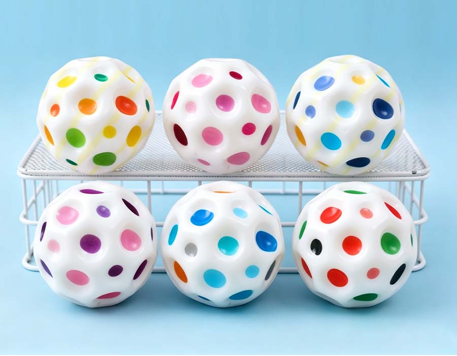 Mehrfarbiger perforierter Ball — weißes dehnbares Spielzeug